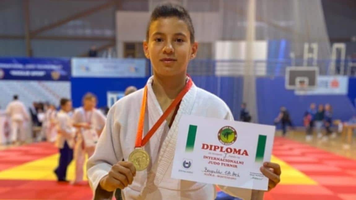 9.sınıf öğrencimiz Efeberk BAYRAKTAR  Karadağ'da düzenlenen judo turvasında şampiyon olmuştur.
